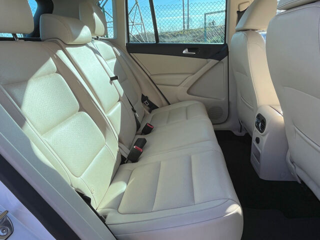 Білий Фольксваген Тігуан, об'ємом двигуна 2 л та пробігом 217 тис. км за 11500 $, фото 17 на Automoto.ua