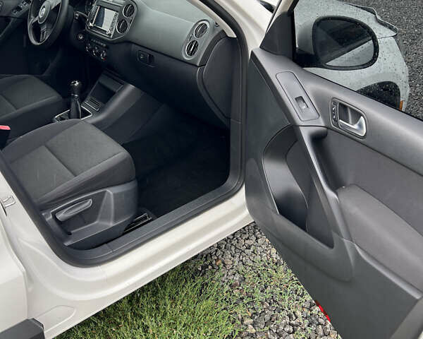 Белый Фольксваген Тигуан, объемом двигателя 1.98 л и пробегом 240 тыс. км за 10900 $, фото 19 на Automoto.ua