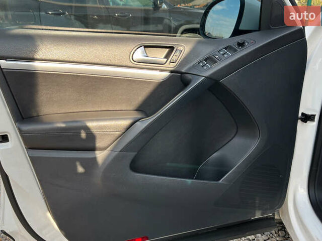 Білий Фольксваген Тігуан, об'ємом двигуна 1.39 л та пробігом 270 тис. км за 13999 $, фото 26 на Automoto.ua