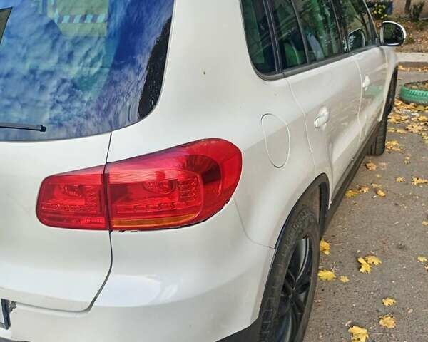 Белый Фольксваген Тигуан, объемом двигателя 1.97 л и пробегом 240 тыс. км за 10000 $, фото 7 на Automoto.ua