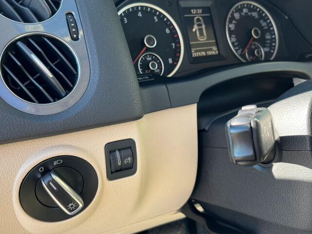 Білий Фольксваген Тігуан, об'ємом двигуна 2 л та пробігом 217 тис. км за 11500 $, фото 10 на Automoto.ua