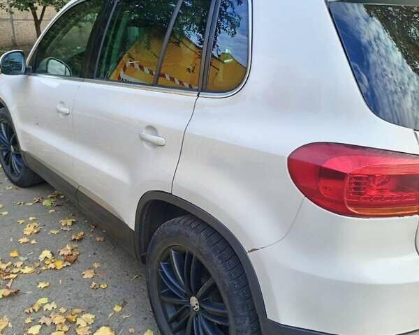 Белый Фольксваген Тигуан, объемом двигателя 1.97 л и пробегом 240 тыс. км за 10000 $, фото 3 на Automoto.ua