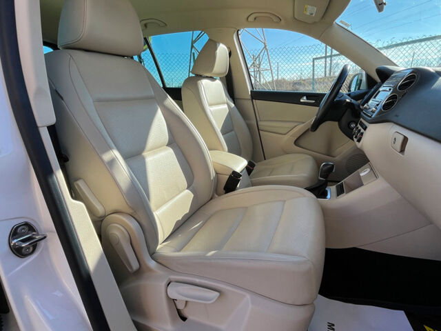 Білий Фольксваген Тігуан, об'ємом двигуна 2 л та пробігом 217 тис. км за 11500 $, фото 24 на Automoto.ua