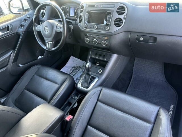 Белый Фольксваген Тигуан, объемом двигателя 2 л и пробегом 248 тыс. км за 9999 $, фото 19 на Automoto.ua