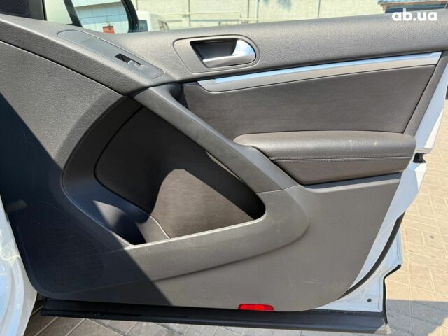 Білий Фольксваген Тігуан, об'ємом двигуна 2 л та пробігом 250 тис. км за 16490 $, фото 16 на Automoto.ua