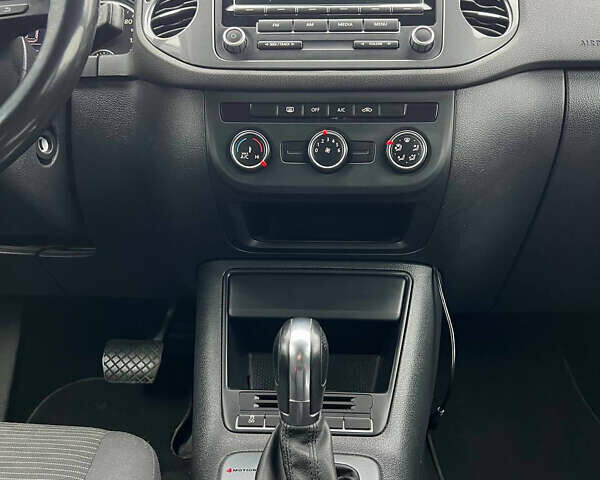 Белый Фольксваген Тигуан, объемом двигателя 2 л и пробегом 199 тыс. км за 12200 $, фото 9 на Automoto.ua