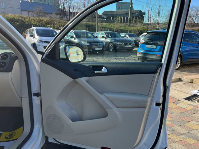 Білий Фольксваген Тігуан, об'ємом двигуна 2 л та пробігом 217 тис. км за 11500 $, фото 23 на Automoto.ua