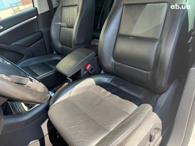 Білий Фольксваген Тігуан, об'ємом двигуна 2 л та пробігом 250 тис. км за 16490 $, фото 21 на Automoto.ua