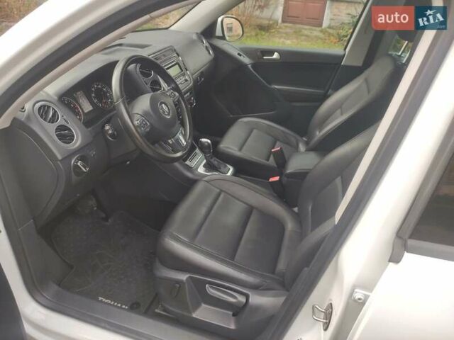 Білий Фольксваген Тігуан, об'ємом двигуна 2 л та пробігом 136 тис. км за 11800 $, фото 26 на Automoto.ua