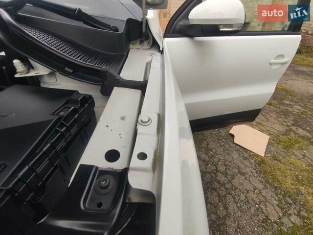 Білий Фольксваген Тігуан, об'ємом двигуна 2 л та пробігом 136 тис. км за 11800 $, фото 22 на Automoto.ua