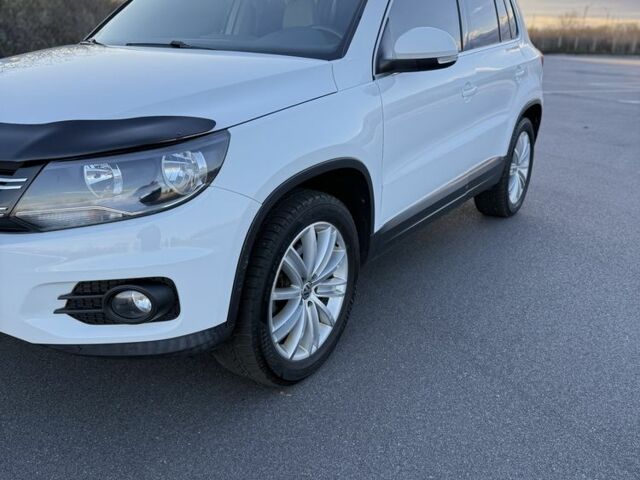 Білий Фольксваген Тігуан, об'ємом двигуна 2 л та пробігом 122 тис. км за 12200 $, фото 4 на Automoto.ua