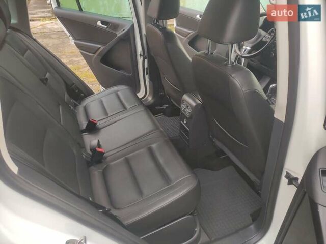 Білий Фольксваген Тігуан, об'ємом двигуна 2 л та пробігом 136 тис. км за 11800 $, фото 15 на Automoto.ua