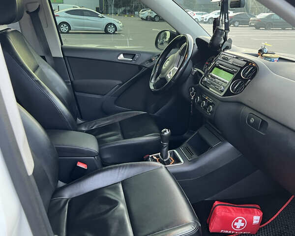 Белый Фольксваген Тигуан, объемом двигателя 1.97 л и пробегом 210 тыс. км за 14000 $, фото 13 на Automoto.ua