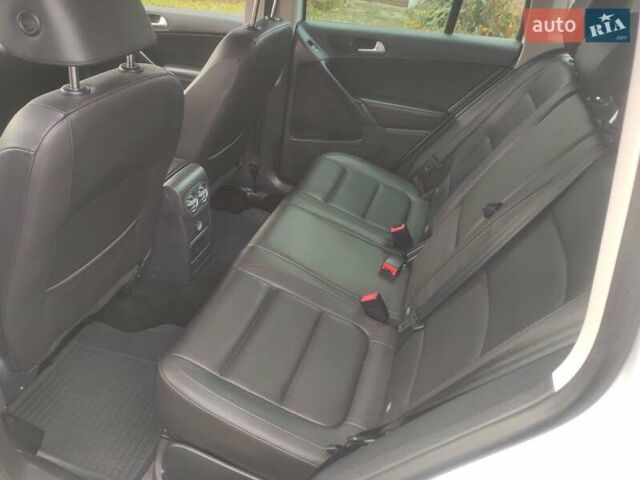 Білий Фольксваген Тігуан, об'ємом двигуна 2 л та пробігом 136 тис. км за 11800 $, фото 25 на Automoto.ua