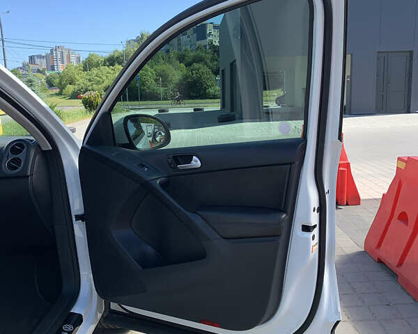 Белый Фольксваген Тигуан, объемом двигателя 1.98 л и пробегом 178 тыс. км за 15000 $, фото 15 на Automoto.ua