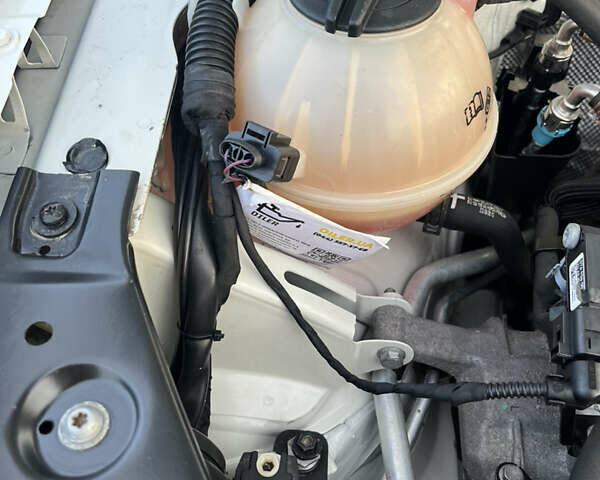 Белый Фольксваген Тигуан, объемом двигателя 1.97 л и пробегом 210 тыс. км за 14000 $, фото 18 на Automoto.ua