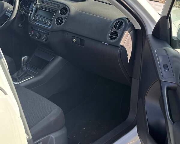 Білий Фольксваген Тігуан, об'ємом двигуна 2 л та пробігом 209 тис. км за 9499 $, фото 7 на Automoto.ua