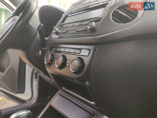 Білий Фольксваген Тігуан, об'ємом двигуна 2 л та пробігом 136 тис. км за 11800 $, фото 14 на Automoto.ua