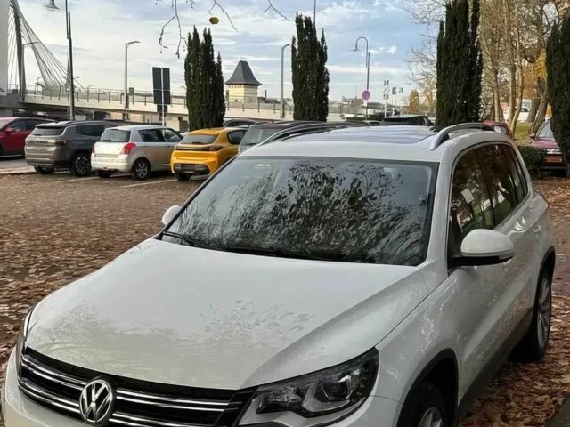 Белый Фольксваген Тигуан, объемом двигателя 2 л и пробегом 86 тыс. км за 10000 $, фото 2 на Automoto.ua