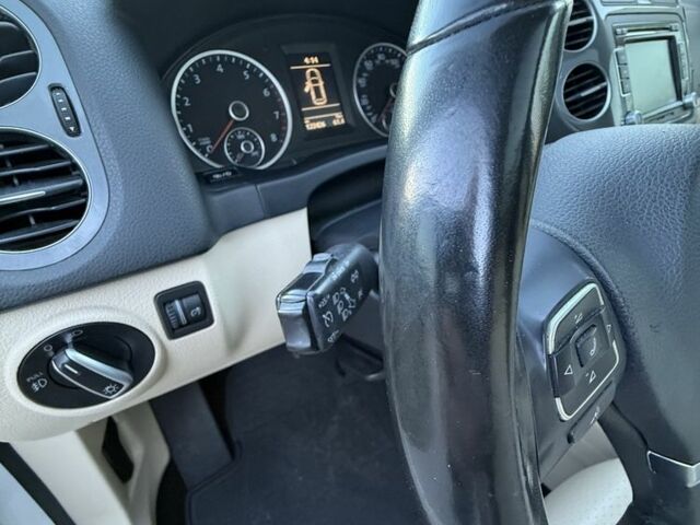 Білий Фольксваген Тігуан, об'ємом двигуна 2 л та пробігом 122 тис. км за 12200 $, фото 19 на Automoto.ua