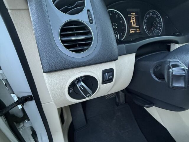 Білий Фольксваген Тігуан, об'ємом двигуна 2 л та пробігом 122 тис. км за 12200 $, фото 18 на Automoto.ua