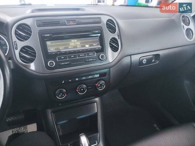 Білий Фольксваген Тігуан, об'ємом двигуна 2 л та пробігом 136 тис. км за 11800 $, фото 32 на Automoto.ua