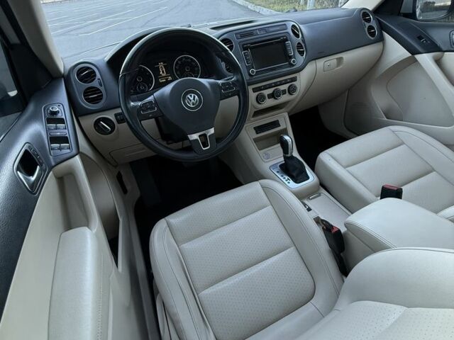 Білий Фольксваген Тігуан, об'ємом двигуна 2 л та пробігом 122 тис. км за 12200 $, фото 23 на Automoto.ua