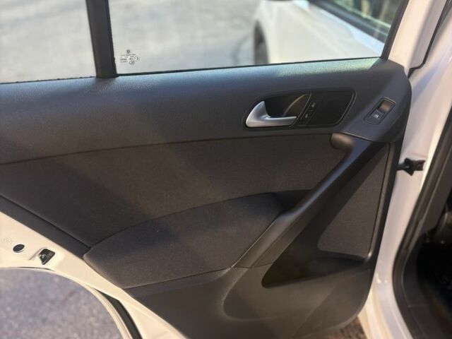 Білий Фольксваген Тігуан, об'ємом двигуна 2 л та пробігом 220 тис. км за 259 $, фото 14 на Automoto.ua