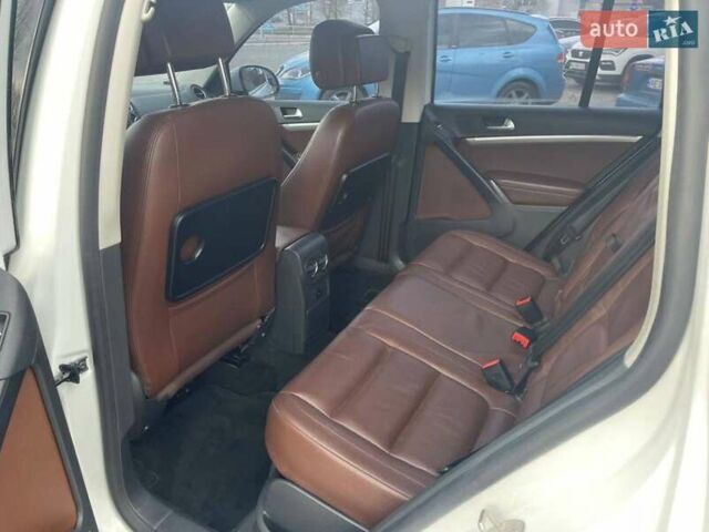 Белый Фольксваген Тигуан, объемом двигателя 1.97 л и пробегом 75 тыс. км за 18000 $, фото 5 на Automoto.ua