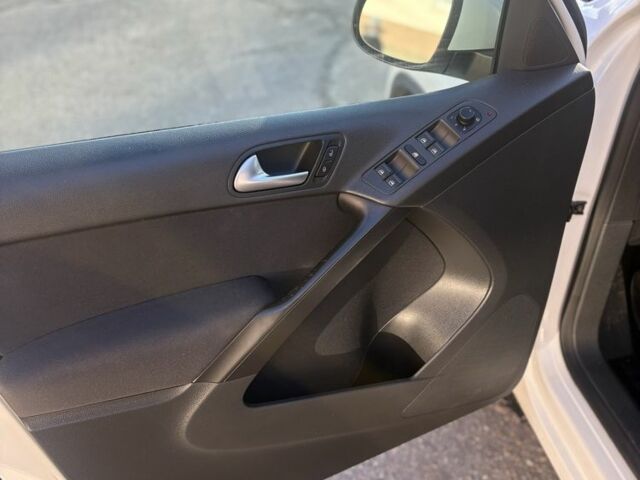 Білий Фольксваген Тігуан, об'ємом двигуна 2 л та пробігом 220 тис. км за 259 $, фото 17 на Automoto.ua