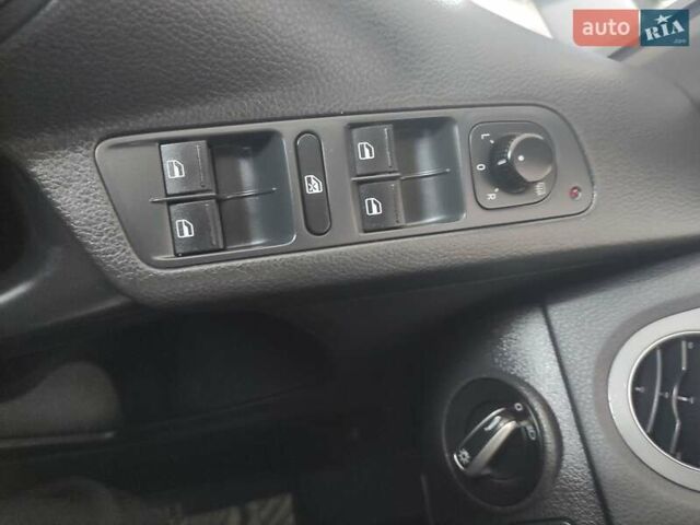 Білий Фольксваген Тігуан, об'ємом двигуна 2 л та пробігом 136 тис. км за 11800 $, фото 31 на Automoto.ua