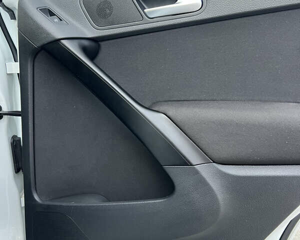 Белый Фольксваген Тигуан, объемом двигателя 1.97 л и пробегом 210 тыс. км за 14000 $, фото 6 на Automoto.ua