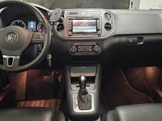 Белый Фольксваген Тигуан, объемом двигателя 2 л и пробегом 86 тыс. км за 10000 $, фото 7 на Automoto.ua