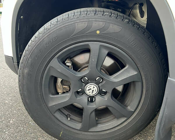 Белый Фольксваген Тигуан, объемом двигателя 1.97 л и пробегом 210 тыс. км за 14000 $, фото 4 на Automoto.ua