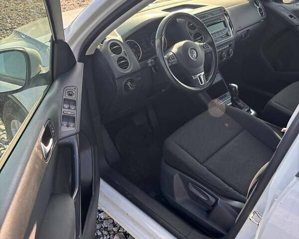 Білий Фольксваген Тігуан, об'ємом двигуна 2 л та пробігом 209 тис. км за 9499 $, фото 10 на Automoto.ua