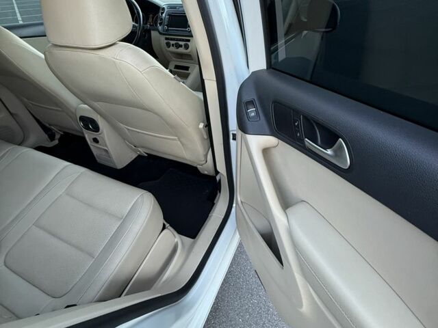 Білий Фольксваген Тігуан, об'ємом двигуна 2 л та пробігом 122 тис. км за 12200 $, фото 15 на Automoto.ua