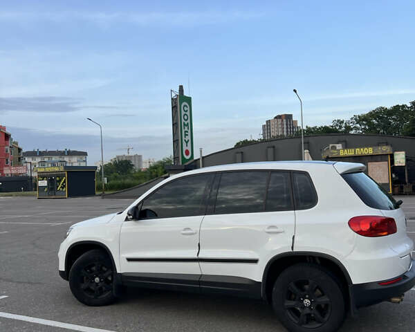 Белый Фольксваген Тигуан, объемом двигателя 1.97 л и пробегом 210 тыс. км за 14000 $, фото 2 на Automoto.ua