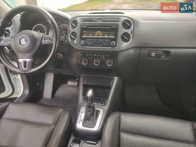 Білий Фольксваген Тігуан, об'ємом двигуна 2 л та пробігом 136 тис. км за 11800 $, фото 20 на Automoto.ua