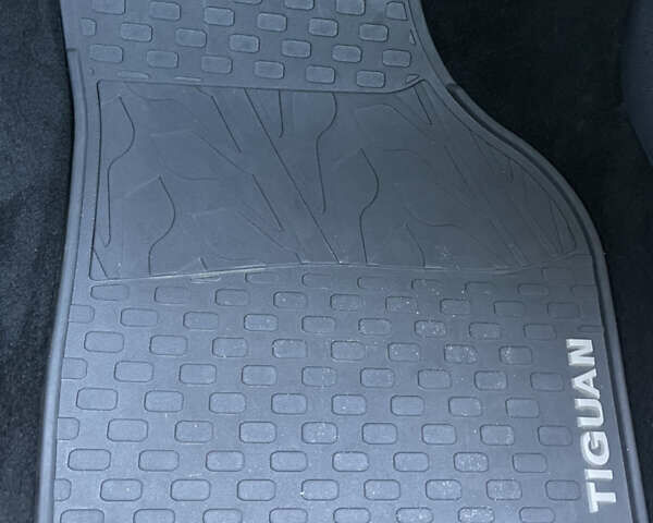 Белый Фольксваген Тигуан, объемом двигателя 2 л и пробегом 283 тыс. км за 10700 $, фото 82 на Automoto.ua