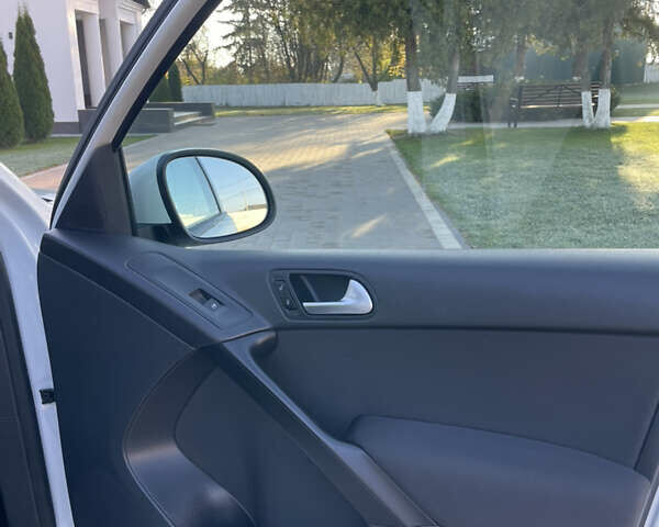 Белый Фольксваген Тигуан, объемом двигателя 2 л и пробегом 283 тыс. км за 10700 $, фото 40 на Automoto.ua