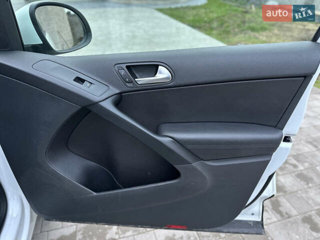 Білий Фольксваген Тігуан, об'ємом двигуна 2 л та пробігом 205 тис. км за 10250 $, фото 23 на Automoto.ua