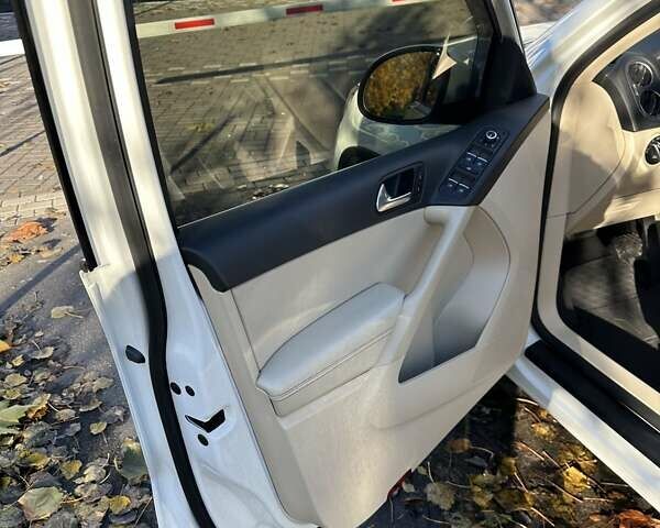 Белый Фольксваген Тигуан, объемом двигателя 1.98 л и пробегом 148 тыс. км за 13800 $, фото 26 на Automoto.ua