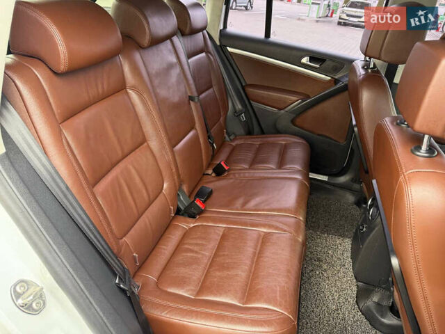 Білий Фольксваген Тігуан, об'ємом двигуна 2 л та пробігом 151 тис. км за 15300 $, фото 45 на Automoto.ua