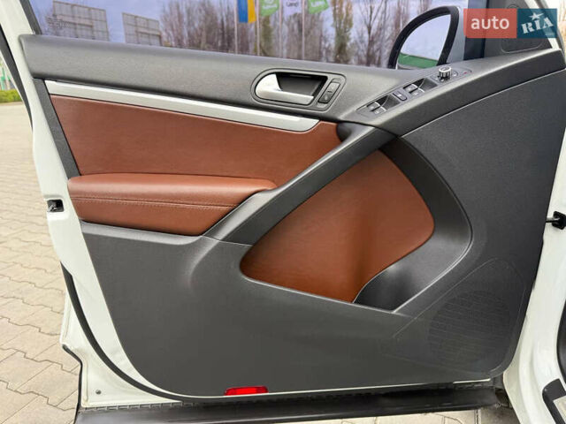 Білий Фольксваген Тігуан, об'ємом двигуна 2 л та пробігом 151 тис. км за 15300 $, фото 19 на Automoto.ua