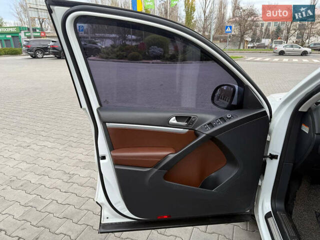 Білий Фольксваген Тігуан, об'ємом двигуна 2 л та пробігом 151 тис. км за 15300 $, фото 18 на Automoto.ua