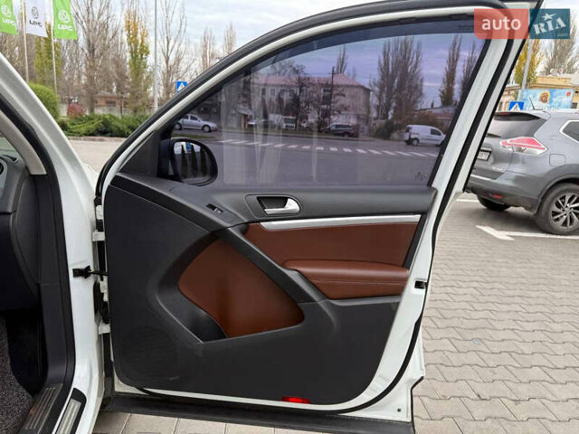 Білий Фольксваген Тігуан, об'ємом двигуна 2 л та пробігом 151 тис. км за 15300 $, фото 46 на Automoto.ua
