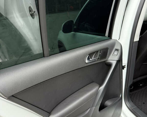 Белый Фольксваген Тигуан, объемом двигателя 1.98 л и пробегом 130 тыс. км за 13300 $, фото 14 на Automoto.ua