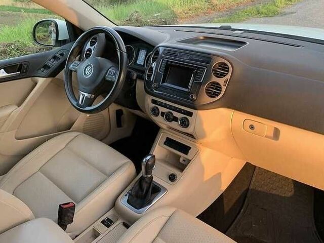 Білий Фольксваген Тігуан, об'ємом двигуна 2 л та пробігом 127 тис. км за 9500 $, фото 6 на Automoto.ua