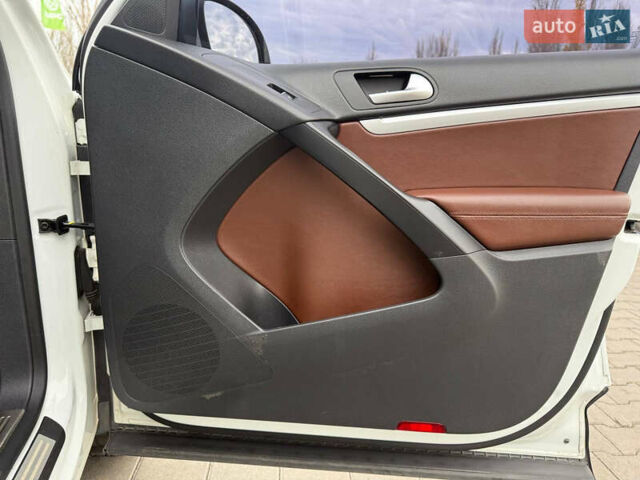 Білий Фольксваген Тігуан, об'ємом двигуна 2 л та пробігом 151 тис. км за 15300 $, фото 47 на Automoto.ua