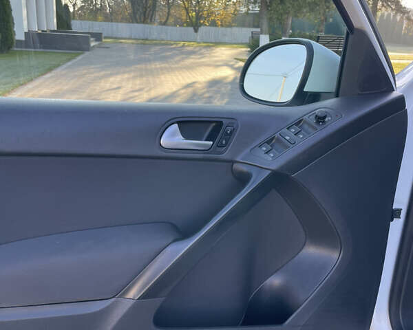 Белый Фольксваген Тигуан, объемом двигателя 2 л и пробегом 283 тыс. км за 10700 $, фото 38 на Automoto.ua